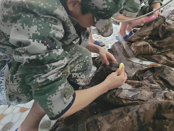 正苗启德特训学校学生洗衣服