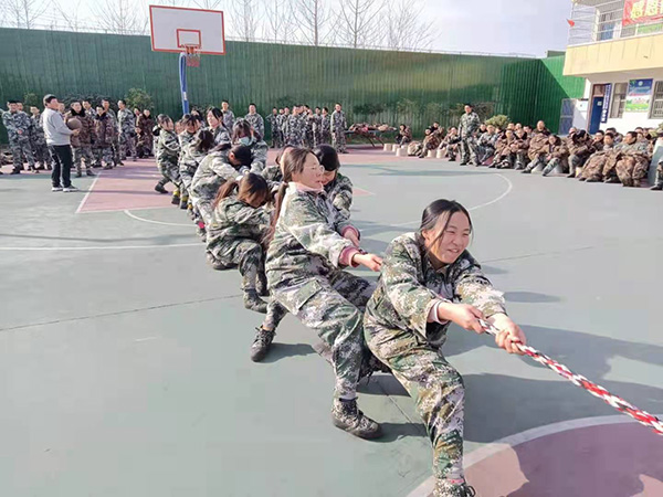 正苗启德学生拔河比赛