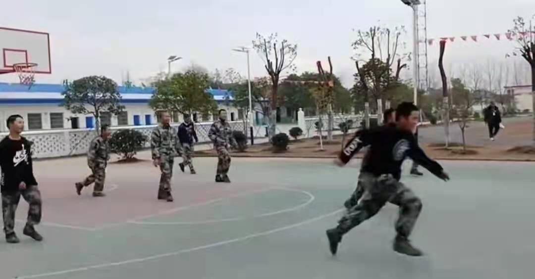 打篮球