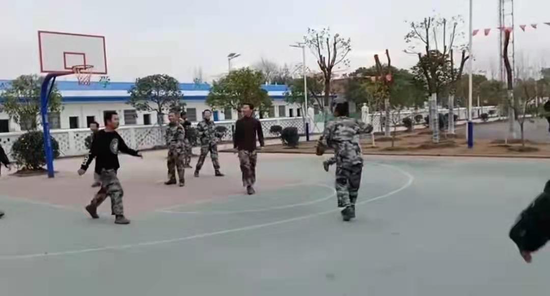 打篮球
