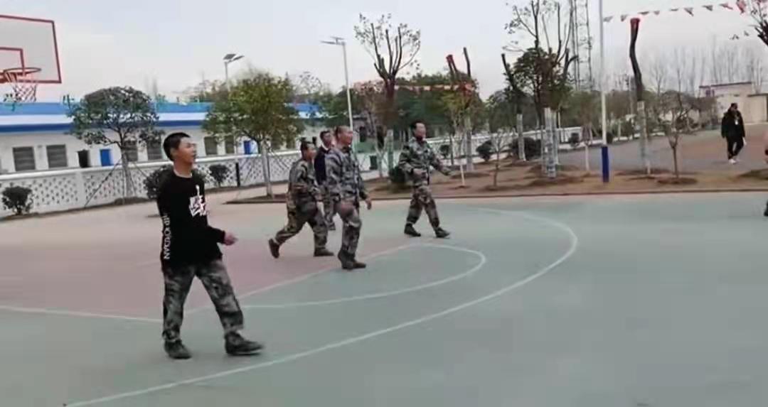 打篮球